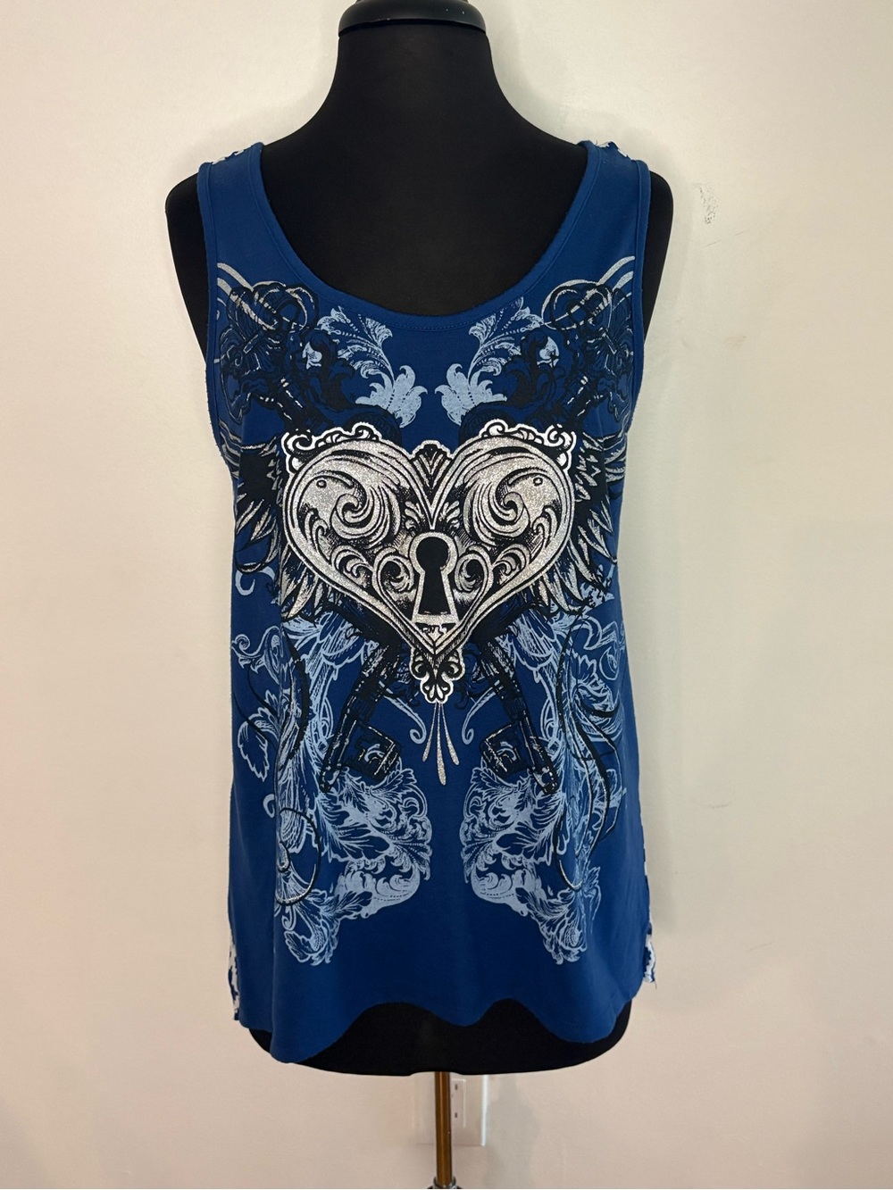 Hybrid & company Blue Graphic Heart Keyhole Tank Top